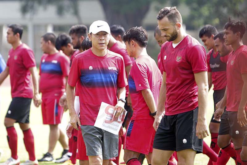 Shin Tae Yong saat melatih para pemain Indonesia. (SKOR/JPNN)